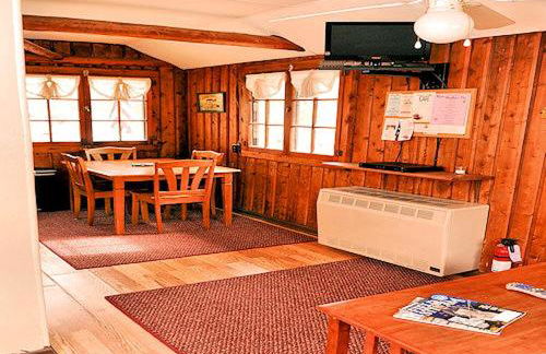Lovely Lakefront Cabin Rental for Five Guests in West Branch, Michigan - Foto 8