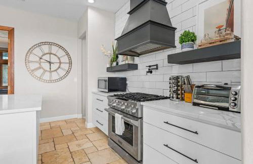 Luxurious Lake Park House: Sleeps 25, Pool, Hot-tub, Firepit and Game Room! - Foto 16