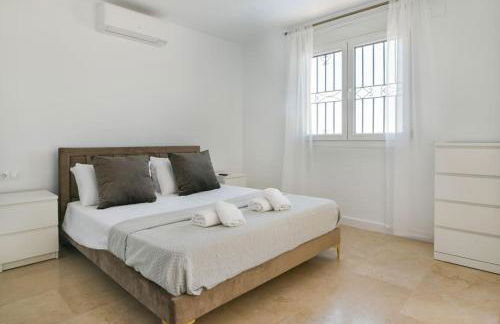 Dream beach-side villa with sea views & close to golf - Photo 40