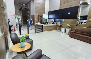 EDIFÍCIO ESSENCIALE PREMIER, 34º ANDAR, VAZADO, DE FRENTE A ENTRADA DO FLAMBOYANT SHOPPING, COM ESTACIONAMENTO GRÁTIS, COZINHA, FECHADURA ELETRÔNICA, WI-FI, TV COM ROKU, PISCINA, LAVANDERIA SEM CUSTO ADICIONAL By REI DOS FLATS - Foto 2