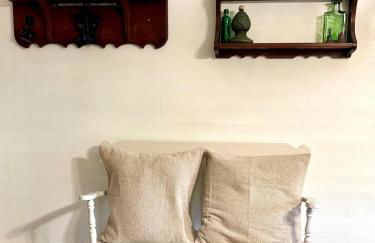 Country Retreat with ponds-views-porches & pups - Foto 56