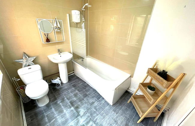 Spacious 2-bed Apartment With Hot tub and Parking - Foto 4