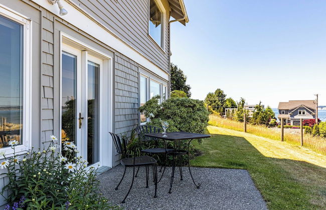 Private Beach Access + Water Views! Sleeps 18, Historic 6bdr Farmhouse w/ Deck - Foto 39