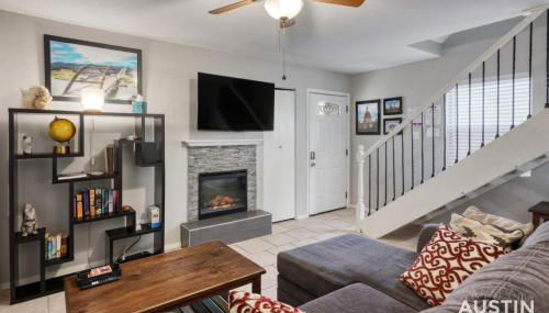 2 Miles to DT Updated Pet-Friendly Home for Four - Foto 2
