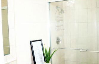 4-bedroom pool house in peaceful Sunrise with AC, WiFi, King bed - Foto 16