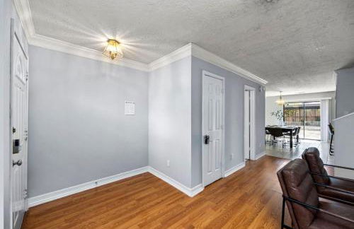 Modern Montrose 2BR Townhome Sleeps 10 with Gated Parking - Foto 13