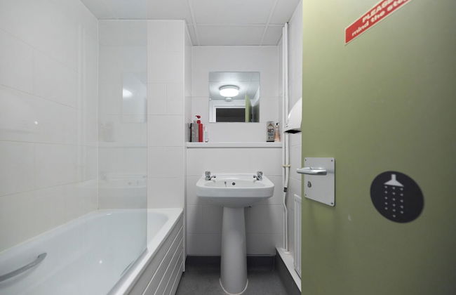 Deluxe Room 06 - Louise House Summer Youth Accommodation - Photo 2