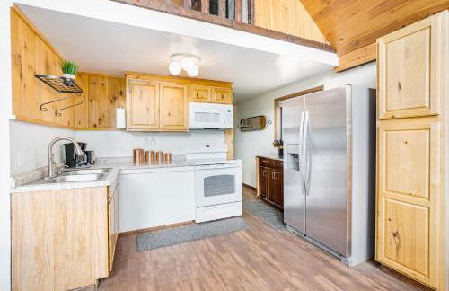 Quaint Loft Cabin w Hot Tub, FirePit, Deck & Grill - Foto 10