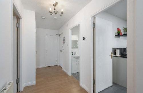 Stylish 2-Bed Flat with Balcony Near Haymarket - Pass the Keys - Foto 36