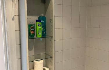 1 bedroom budget homely apartment, with free private parking and long term deals available - Foto 22