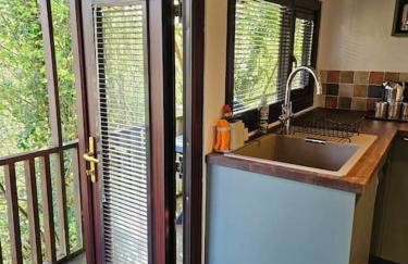 Treetops Lodge, private Cornish hideaway, parking, garden - Foto 10