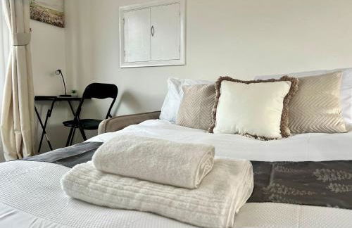 J&J stays 5 bedroom detached house in Peterborough with parking - Photo 19