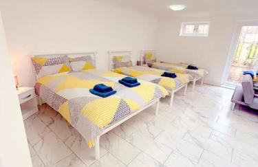 Large Open Plan Flat in Morden, South London - Photo 1