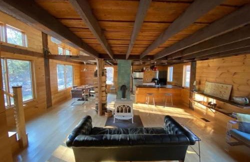 Charming Cabin Getaway with a Wood-Burning Stove in Chesterfield, Massachusetts - Foto 8