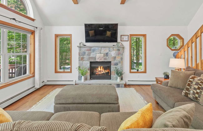 Lake + Pool Access, Game Room, Firepit, Deck Tawny and Peaceful by Avantstay - Foto 6