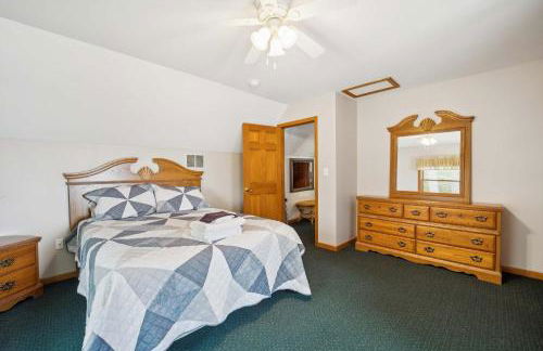 Spacious 4BR Lakefront Cottage - Perfect for Groups - Foto 25