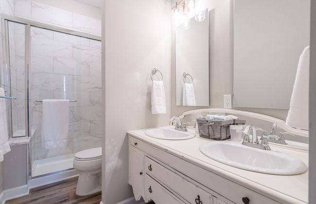 Designer Townhome 2 of 3 Left Side - JZ Vacation Rentals - Photo 18