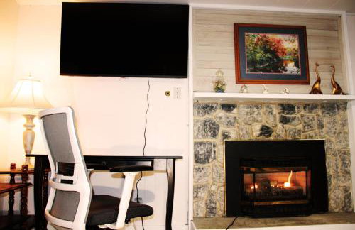 Spacious retreat with 5 bedrooms full kitchen, fenced sports court, free parking - Foto 23