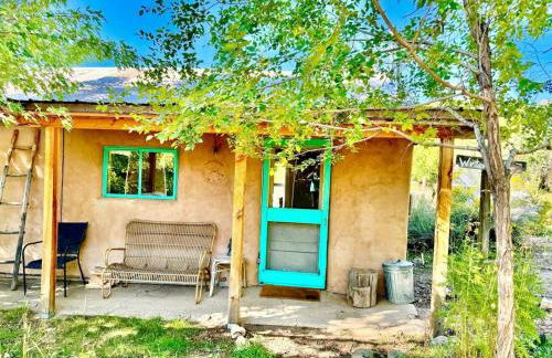 Studio Cabin Suite on Organic Farm Stay near Taos, New Mexico - Foto 1