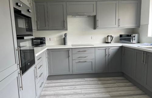 Five Bedroom Five Bathroom House - Dalkeith - Photo 9