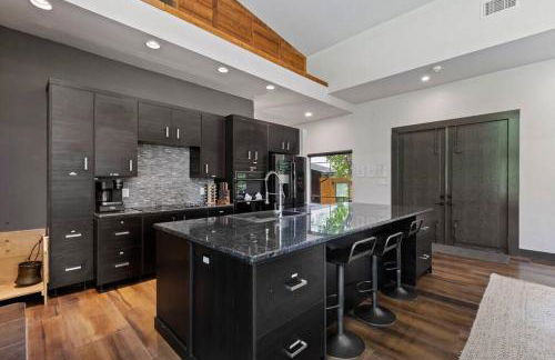 LUX Treehouse on Private Lake next to Lake Conroe with Game room, Paddleboards, Lake Views, and more! - Foto 14