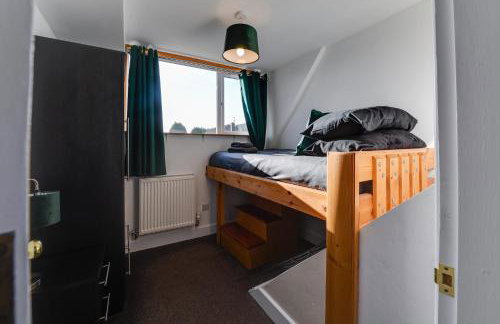 3 BR Home l Free Parking l 5 Guests l Garden l Long Stays l - Foto 5