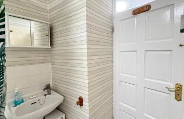 Lovely Two Double Bedroom Maisonette in Surrey - Photo 11