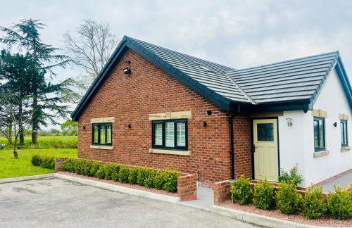 Four Bedroom House With Private Pool - Stunning countryside location with parking close to Chester City Centre - Photo 5