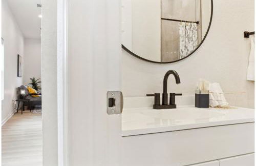 3BR-2BA Cityscape Haven with Panoramic Tower View - Foto 24