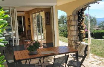 "La Colombe sous les Oliviers" Gîte jusqu'à 4 personnes - 75m2 - Sur Boooking - Rez de jardin Piscine Vue mer et lac - Foto 27