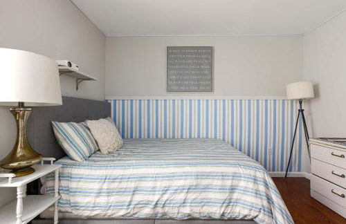 Newark Gem Ruby 3BR, 3BA - Sleeps 14 - Walk to Prudential Center and Newark Penn Station, Near EWR and American Dream Mall, includes Parking - WiFi - Laundry - Backyard - Gym - Foto 17