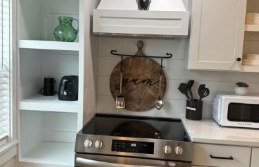 Walk to Best Eats and Shops and Stay in Style - Photo 5