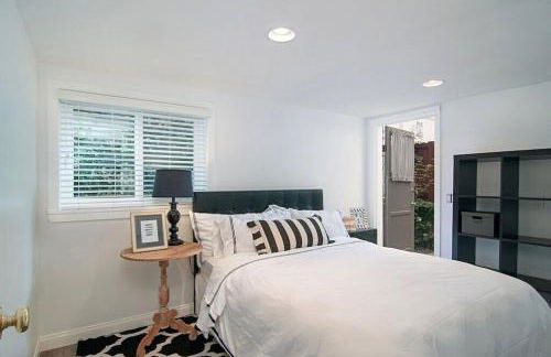 Remodeled Beach Bungalow, Block to the Beach - Photo 12