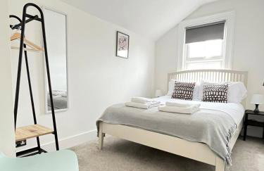 Stylish Caversham Town-House Free Parking & Garden - Photo 24