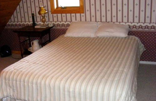 Traditional Log Cabin Rental with Deck in the Pine Forests of Columbus, Montana - Foto 4