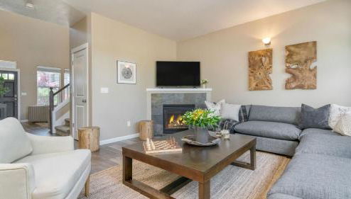 Canal Trail Base Camp by AvantStay Hot Tub Deck Walk to Pickleball 10 Min to Bend Family Friendly - Foto 1, Other