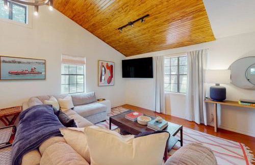 Dog-Friendly Waterfront Home with Dock, Grill, Water Views, Patio, Washer/Dryer - Photo 3