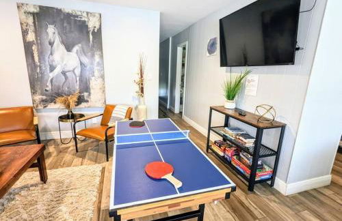 Coastal Harbor, King Bed, Pickleball Gear, Golf set, BBQ- 1 dollar rides to Beach, by Maven Vacation Rentals - Foto 50