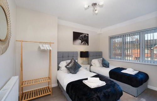 Family-Friendly 4-Bed near Parks & Transport Links - Foto 11