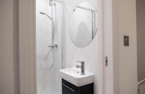 Group Friendly 2 Bed 2 Bath FREE PARKING for 2 Large Vans or up to 4 Cars Zone 2 Sleeps 10 Close to Central London and Zone 2 tube station - Photo 43