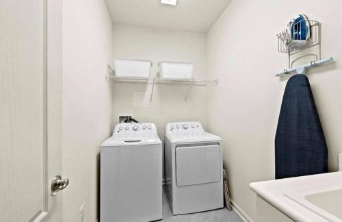 Modern Townhouse with Pool Gym & Tennis Near Beach - Foto 21