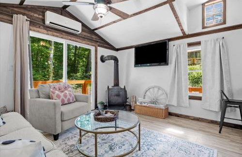 The Heartwood Hideaway-Charming Cabin Getaway-Trails, Creek, and Starry Nights - Foto 41