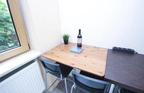 ALFA Apartment Stuttgart Mitte 2 Zimmer City-Lage Berliner Platz Balkon Netflix Küche WM l 2BR 5 Beds 6 People l Fully equipped Kitchen & Bathroom - Foto 23