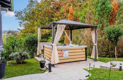 Riverside House with Pool and Hot Tub - Happy Rentals - Foto 23