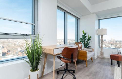 High Rise Retreat w City Skyline Views Shared Gym - Photo 3