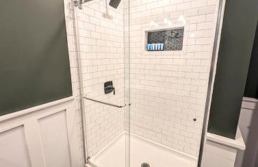 Luxurious Lake Retreat with Hot Tub and Walk to Beach - Foto 5