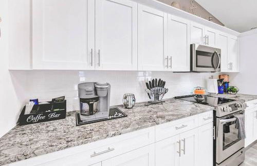 Glamorous Newly Built Pool Home, Tiki Hut, Huge Patio, Air Hockey in Delray Beach Near The Ave! - Foto 17