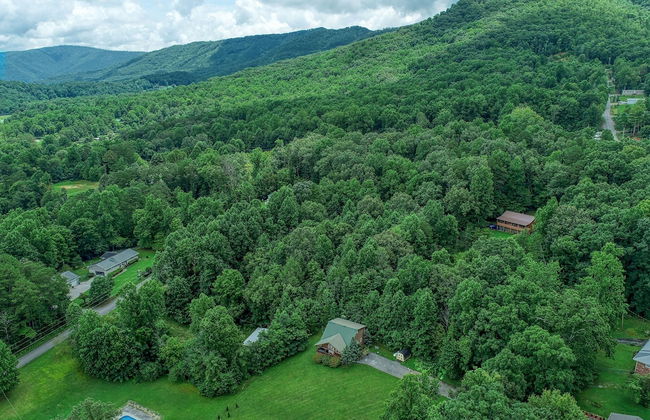 Smoky Mountain Getaway 3 Bedroom Cabin by RedAwning - Photo 27