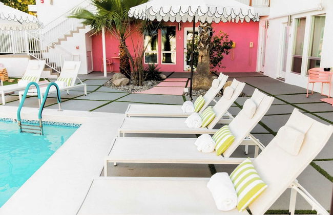 2 Rooms, Sleeps 8 Retro Hotel w/ Pool Wesley King Studio Buyout by Avantstay - Foto 18