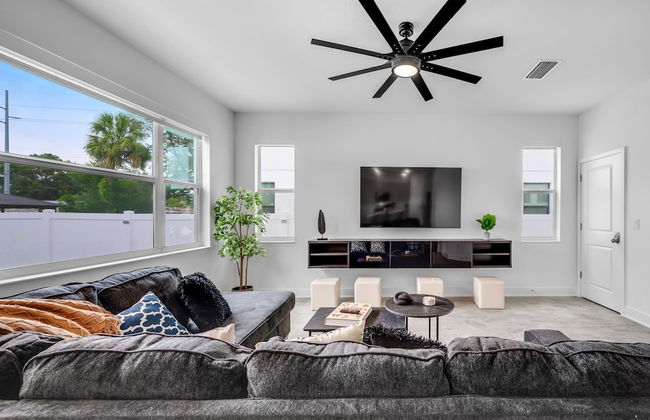 Luxury Home w Heated Pool, Gym, Playground & More! - Foto 22